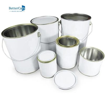 Pequeñas latas sin forro de la pintura alrededor de las latas vacías de la pintura del metal con las tapas
