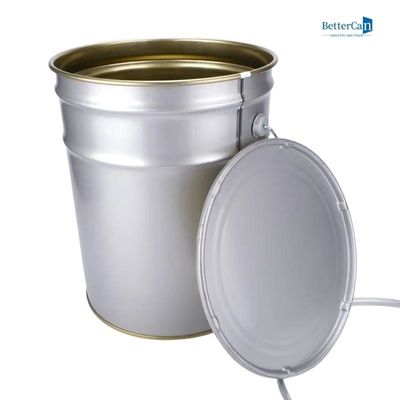 El metal que adorna la pintura puede redondear cinco cubos del galón con las tapas
